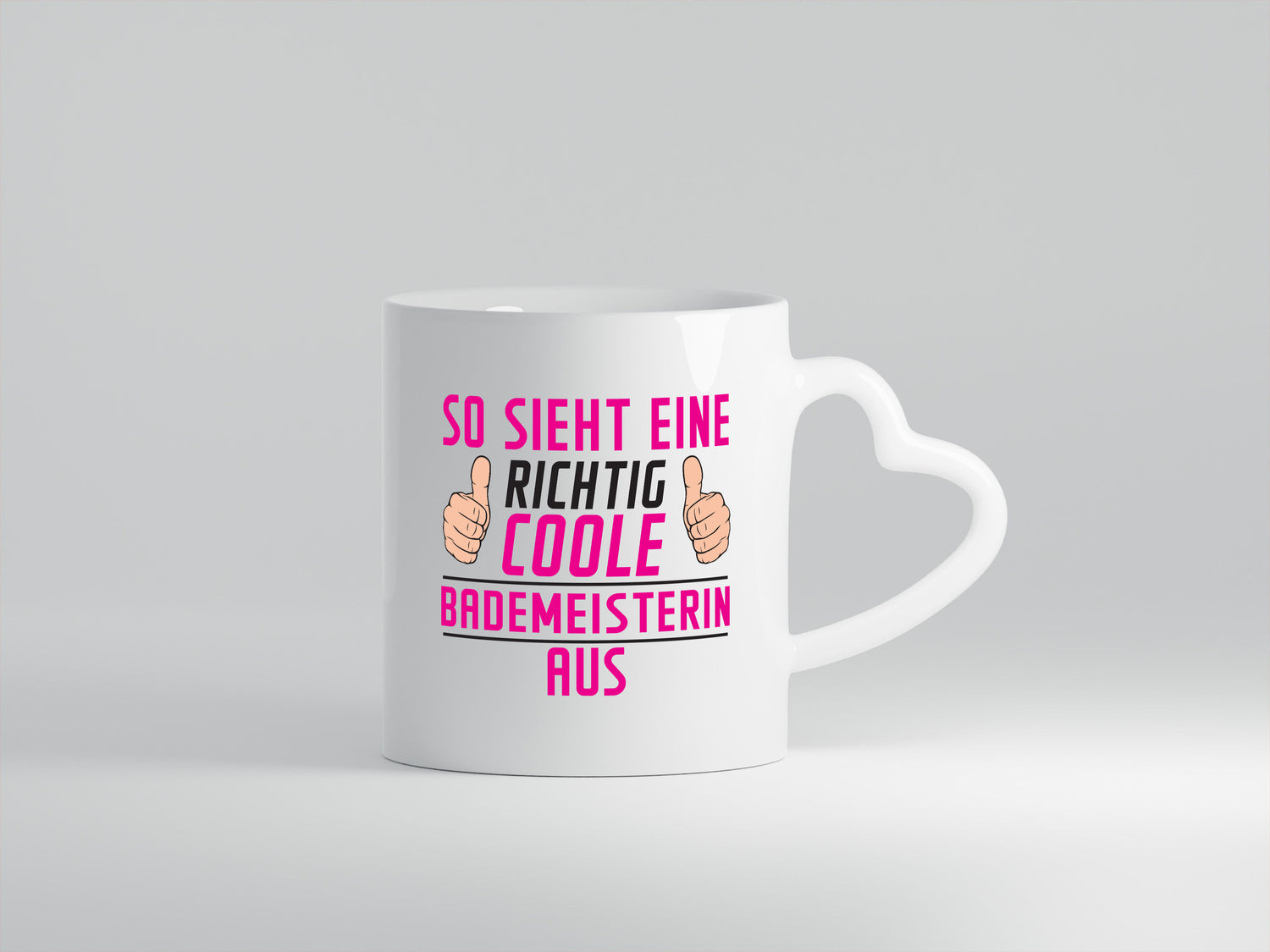 Richtig Coole Bademeisterin | Schwimmmeisterin - Herzhenkel Tasse - Kaffeetasse / Geschenk / Familie