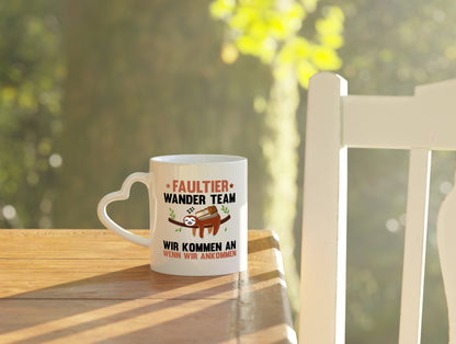 Faultier Wanderteam | Spruch Motiv | Faultier | Wandern - Herzhenkel Tasse - Kaffeetasse / Geschenk / Familie