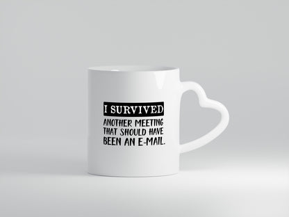 I survived another meeting | Büro Tasse | Kollegen - Herzhenkel Tasse - Kaffeetasse / Geschenk / Familie