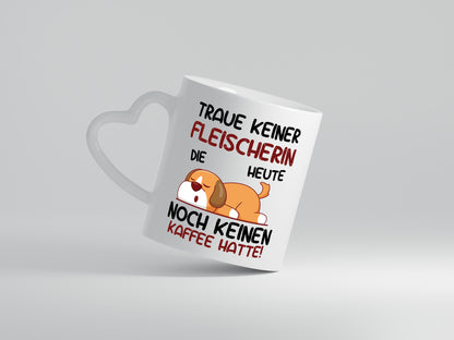 Traue keiner Fleischerin | Schlachterei - Herzhenkel Tasse - Kaffeetasse / Geschenk / Familie