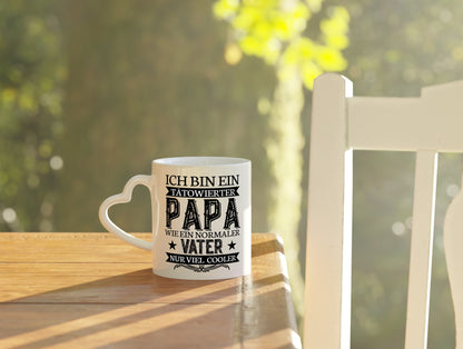 Tätowierter Papa | Cooler Vater Tasse | Vatertag - Herzhenkel Tasse - Kaffeetasse / Geschenk / Familie