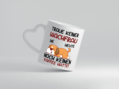 Traue keiner Wachfrau | Wachpersonal | Nachtwächter - Herzhenkel Tasse - Kaffeetasse / Geschenk / Familie