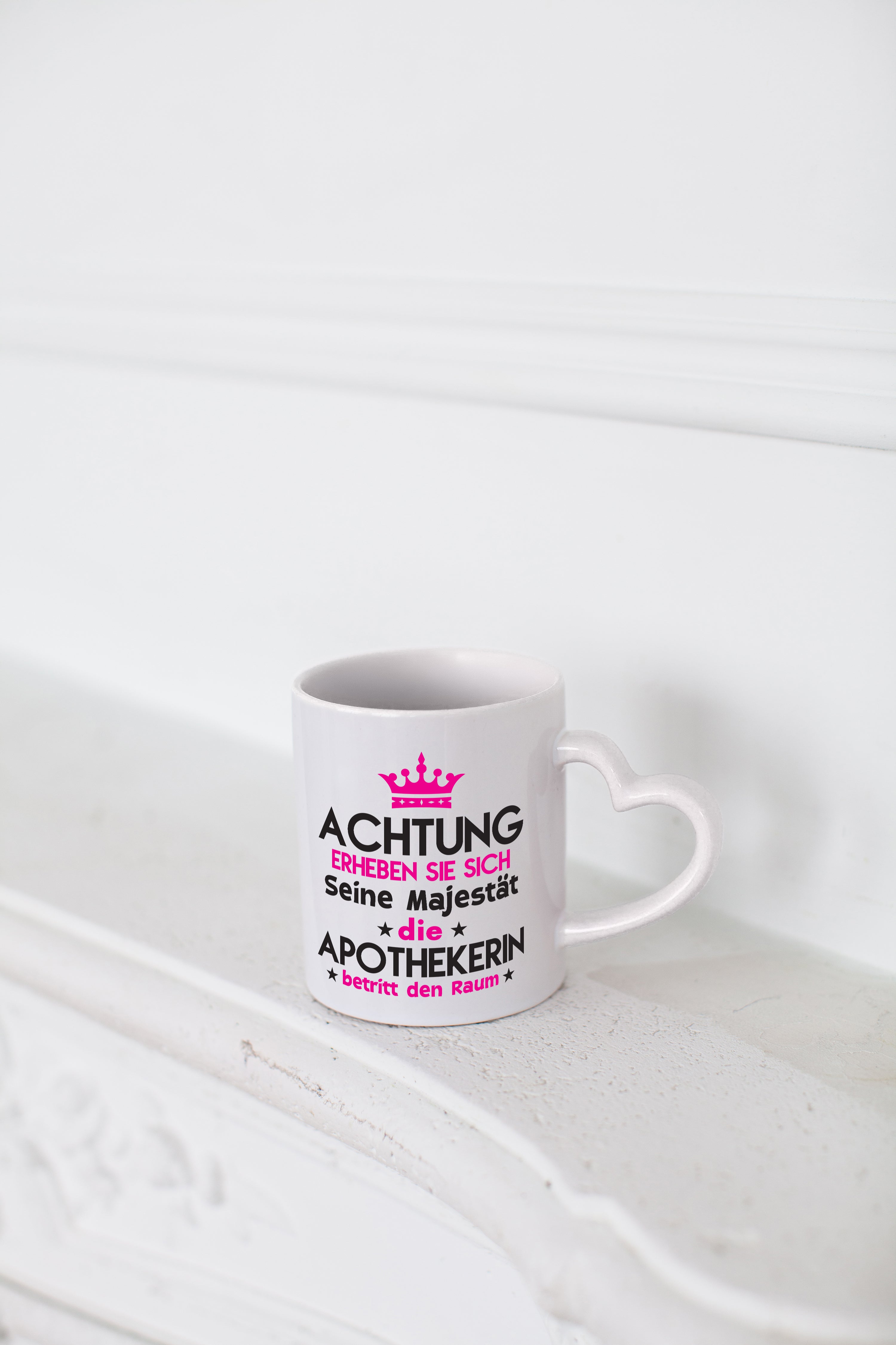 Seine Majestät Apothekerin | Apotheke | Pharmazie - Herzhenkel Tasse - Kaffeetasse / Geschenk / Familie