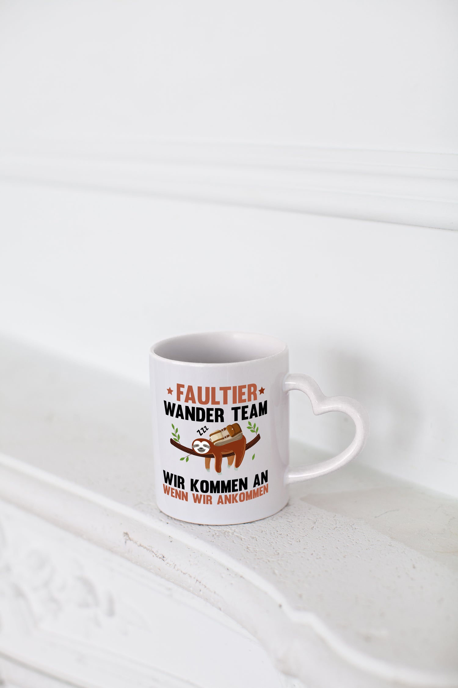 Faultier Wanderteam | Spruch Motiv | Faultier | Wandern - Herzhenkel Tasse - Kaffeetasse / Geschenk / Familie