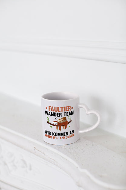 Faultier Wanderteam | Spruch Motiv | Faultier | Wandern - Herzhenkel Tasse - Kaffeetasse / Geschenk / Familie