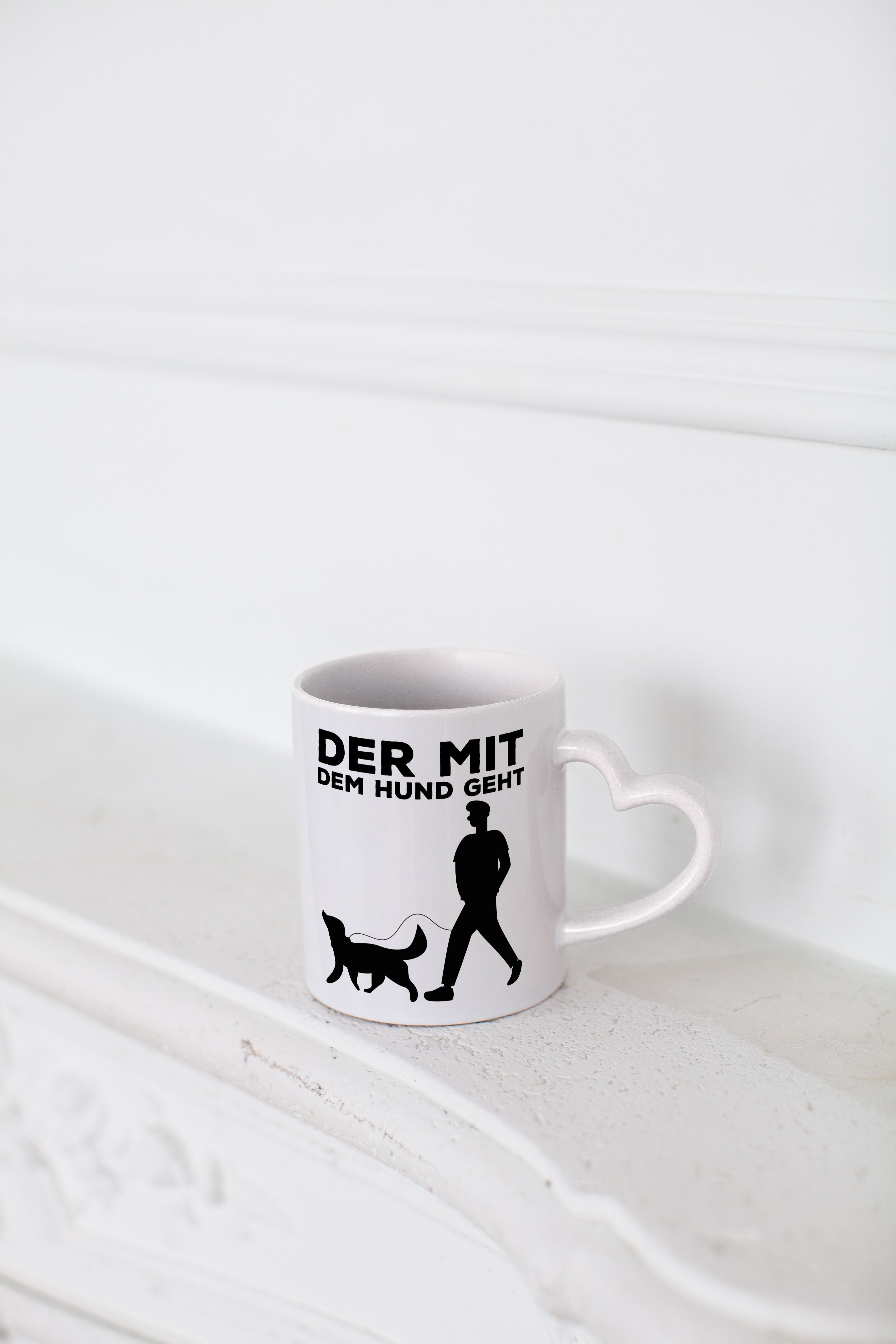 Der mit dem Hund | Hundebesitzer Tasse | Spaziergang - Herzhenkel Tasse - Kaffeetasse / Geschenk / Familie