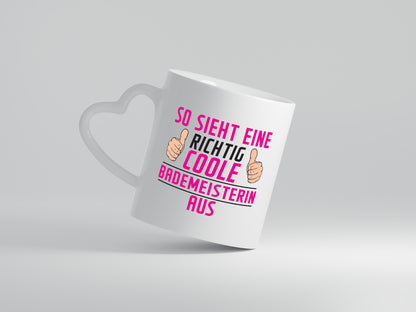 Richtig Coole Bademeisterin | Schwimmmeisterin - Herzhenkel Tasse - Kaffeetasse / Geschenk / Familie