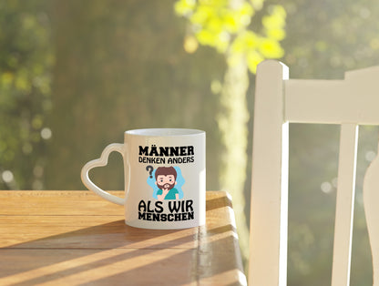 Männer denken anders - Herzhenkel Tasse - Kaffeetasse / Geschenk / Familie