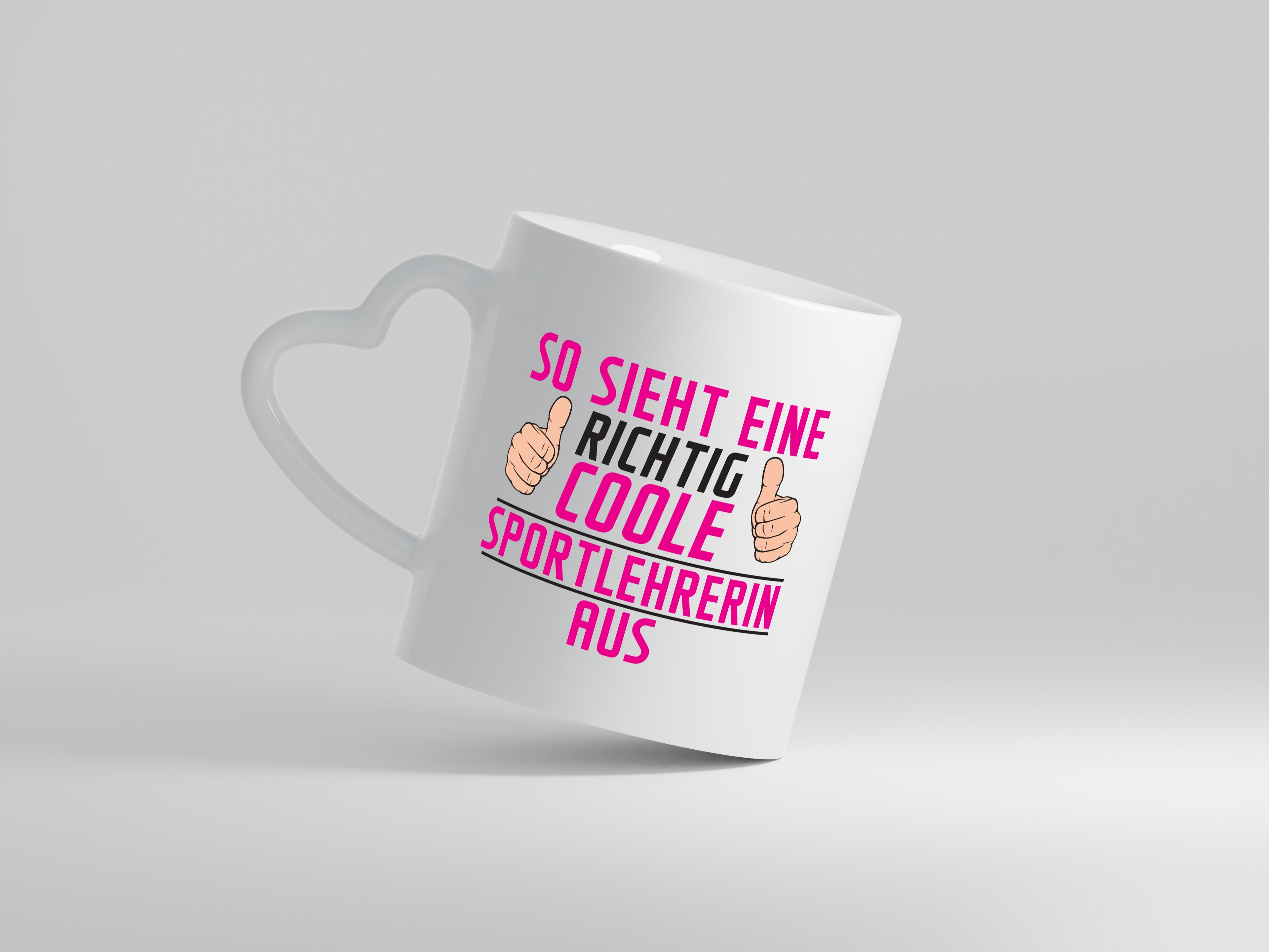 Richtig Coole Sportlehrerin | Lehrer | Sport - Herzhenkel Tasse - Kaffeetasse / Geschenk / Familie